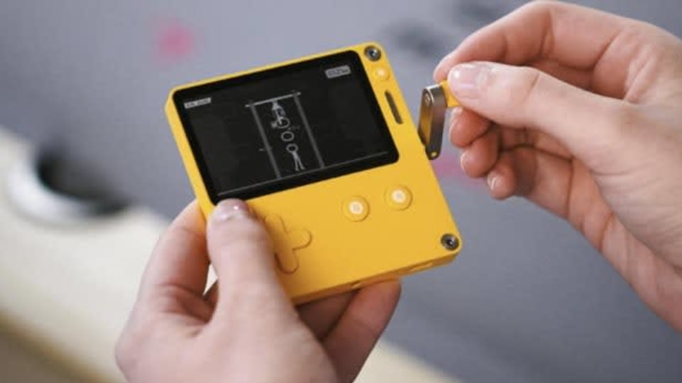 Originální konzole Playdate